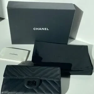 Authentic CHANEL So Black Reissue Compact Wallet Chevron Sheepskin Chanel So Black Sheepskin Chevron 2.55 Reissue Flap Wallet  main image 4